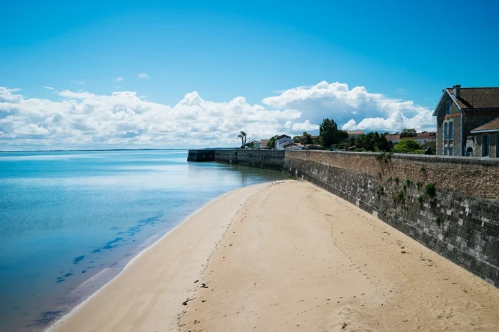 Remparts du Chateau d'Oléron et vue sur l'océan